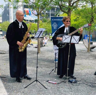 Joh. Eunicke (re) und F. Nie mit Gitarre und Saxofon